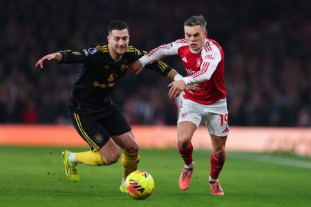 　相手選手と競り合うアーセナルのトロサール（右）＝２５日、ロンドン（ゲッティ＝共同）