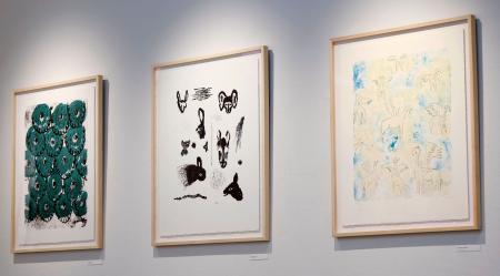 　３０周年記念展で紹介されている皆川明さんのリトグラフ作品。右が「Ｏｎｅ　ｄａｙ　ｉｎ　Ｐａｒａｄｉｓｅ」＝東京・代官山（写真：白石和弘）（提供写真）