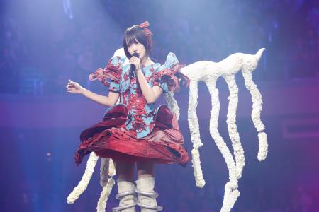 　東京・日本武道館で歌うａｎｏ＝９月３日（横山マサト氏撮影）