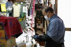 先行き反映、広がる不安