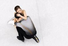 氷上にうずくまり、抱き合う