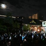 雲間に浮かぶ「中秋の名月」、太々神楽や雅楽で幻想的な雰囲気に　今泉八坂…