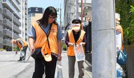 たばこ店主ら駅東口を清掃