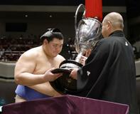 大の里 横綱初賜杯