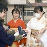 これが大人の味、故郷の味　二十歳に「初めてのひと口」　市貝・惣誉酒造が日本酒を無料贈呈