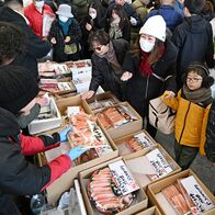 宇都宮市中央卸売市場で今年最後の朝市始…