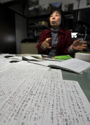 母新崎美津子さんが記した対馬丸撃沈の記録を前に、その思いを振り返る長女上野和子さん=9日、栃木市内