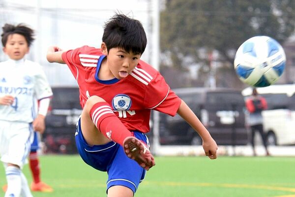 ＪＡ全農杯の部２次リーグｂ組ＦＣ　ＶＡＬＯＮ－ともぞうＳＣ戦　第１ピリオド３分、ＦＣ　ＶＡＬＯＮ・和田がボレーでゴールを狙う＝真岡市総合運動公園運動広場