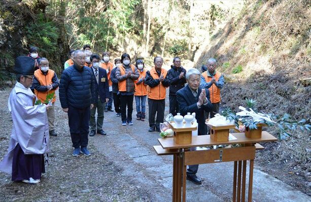 関係者が集まり安全を祈願した開山祭
