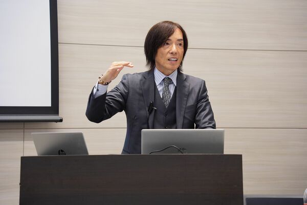 決算説明会で今後の事業計画などを説明する藤尾社長＝28日午後、東京都内