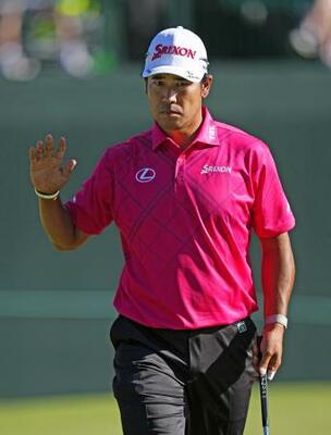 　第２ラウンド、１４番でバーディーを決め歓声に応える松山英樹。通算２アンダーで１６位＝オーガスタ・ナショナルＧＣ（共同）