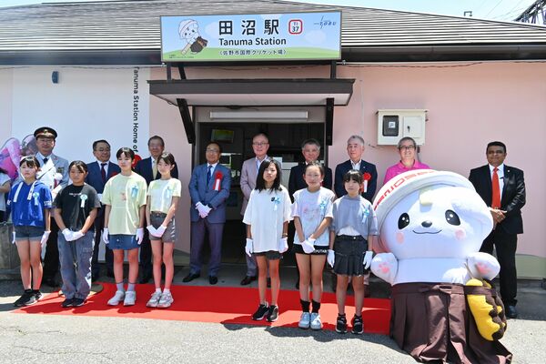 リニューアルした東武田沼駅で行われた除幕式