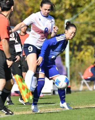 前半18分、体を張ってボールを奪うＤＦ増田（右）＝Ｊヴィレッジスタジアム