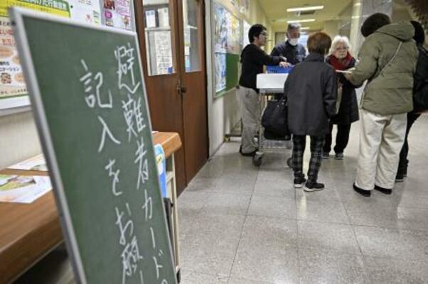北海道日高町に開設された避難所=9日午前6時32分