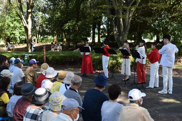 ケヤキ並木で開かれた「欅のこもれび音楽会」
