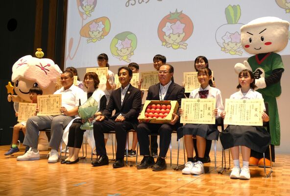 市産トマトを贈られた柳さん（前列右から２人目）ら入賞者