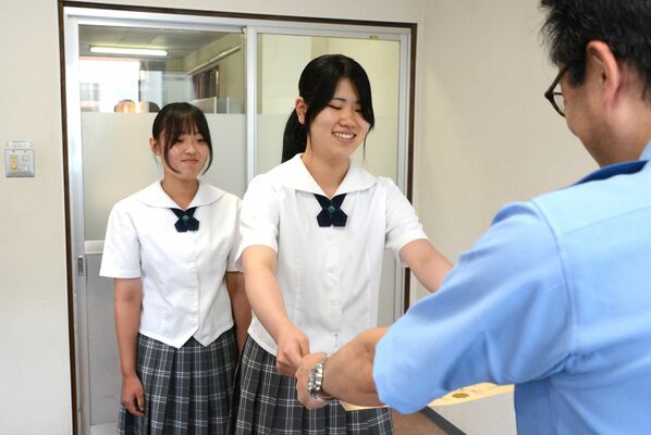 感謝状を受け取る佐藤さん（中央）と中村さん（左端）