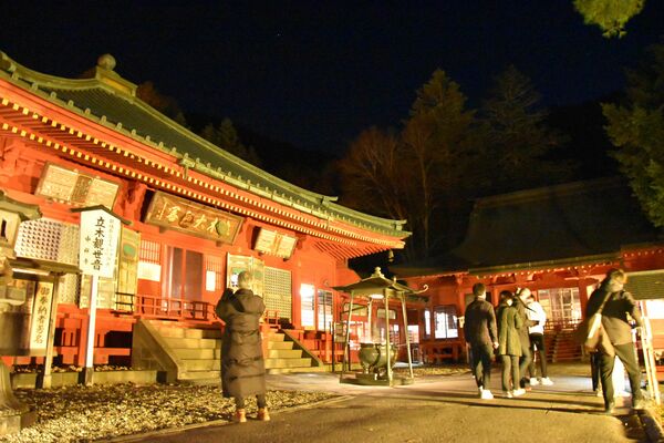 ライトアップされた中禅寺立木観音の境内