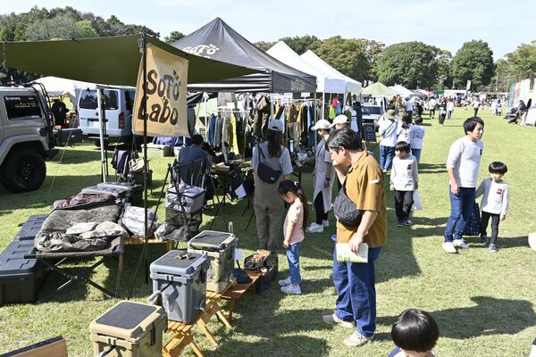 アウトドア用品などが並ぶイベント会場