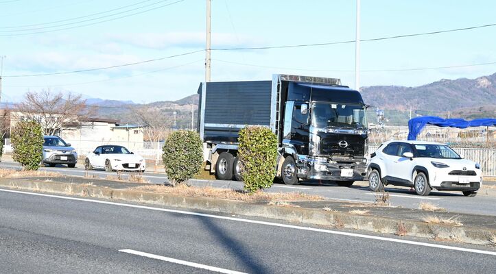 国道50号の多重事故現場＝４日午前８時50分、佐野市高橋町