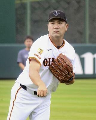 　１２日、キャッチボールで調整する巨人・田中将＝川崎市のジャイアンツ球場