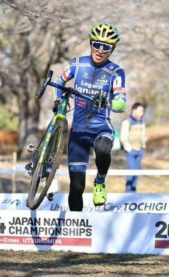 男子マスターズ50～59歳で準優勝の生田目（右）が障害物を越える＝道の駅うつのみやろまんちっく村特設周回コース