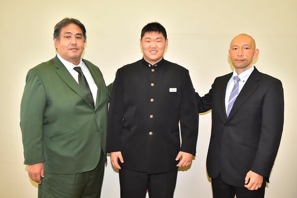 二子山部屋に入門する小野寺（中央）。左は二子山親方、右は若草中の三田監督＝若草中