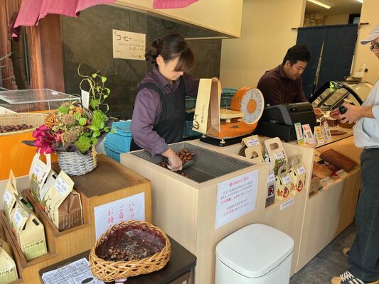 店で丁寧に仕上げた甘栗が並ぶ店頭
