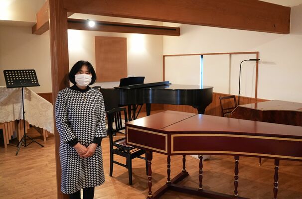 木漏れ陽ホールに立つ中新井さん