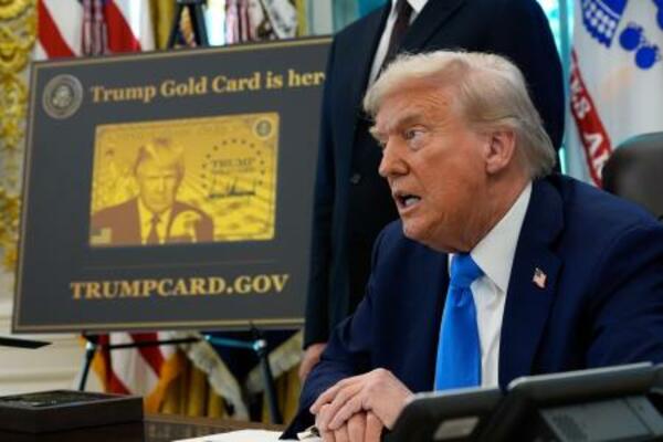 　大統領布告に署名するトランプ大統領＝１９日、ワシントン（ＡＰ＝共同）