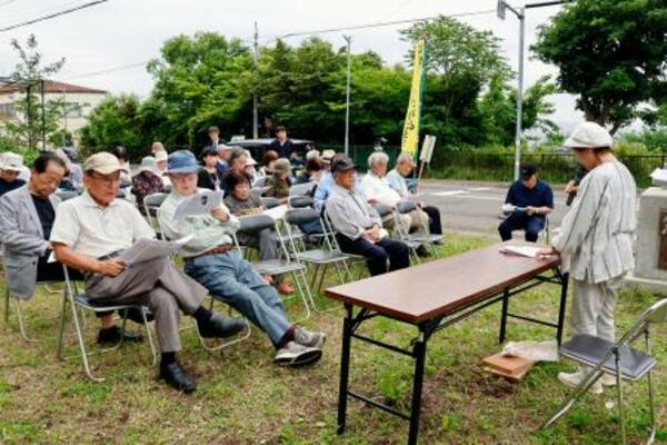 中国人犠牲者564人の名前を読み上げる参加者=15日午前、北海道室蘭市