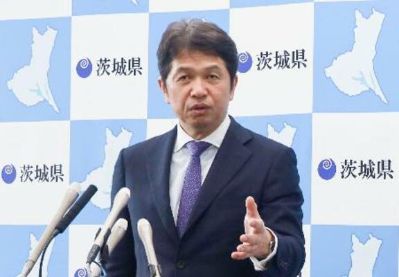 　不法就労外国人の通報報奨金制度を巡り、記者会見で説明する茨城県の大井川和彦知事＝２日午前、茨城県庁