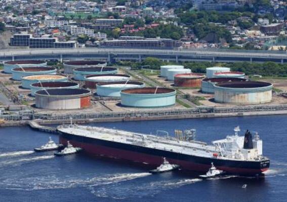 　根岸製油所に到着したアゼルバイジャン産の原油を積んだタンカー＝１２日午前１０時２８分、横浜市（共同通信社ヘリから）