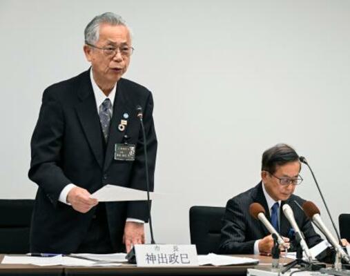 　記者会見する和歌山県海南市の神出政巳市長（左）＝２３日午前、同市役所