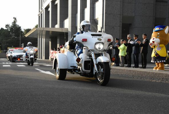 早めの前照灯点灯を呼びかける県警などの「ライト４運動」出発式＝17日午後、県庁