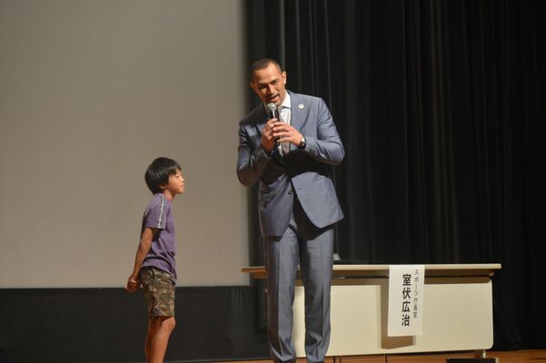 来場者からの質問に答える室伏スポーツ庁長官