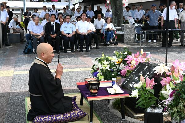 「平和の礎」の前で営まれた小金井空襲慰霊祭＝２７日午前１０時５分、ＪＲ小金井駅西口