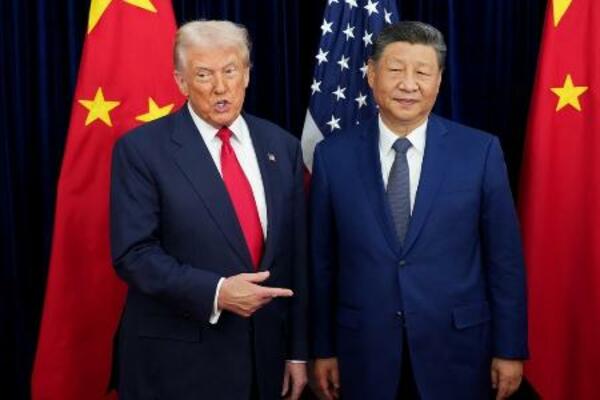 　トランプ米大統領（左）と中国の習近平国家主席＝１０月３０日、韓国・釜山（ゲッティ＝共同）