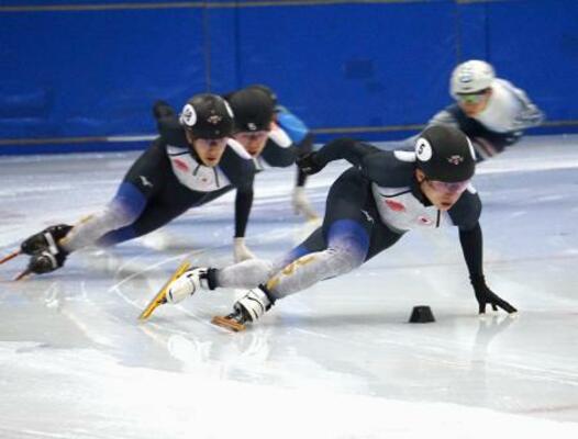 　練習を公開した宮田将吾（手前）＝長野県帝産アイススケートトレーニングセンター