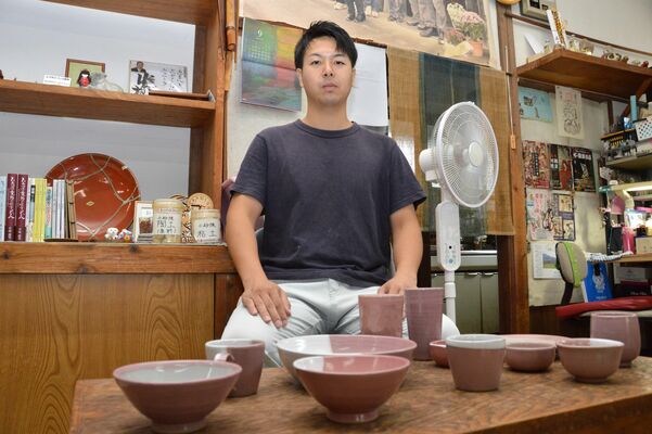 ピンク色の陶器を作っている悠平さん