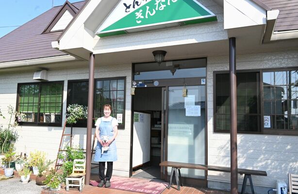 店前に立つ昌枝さん