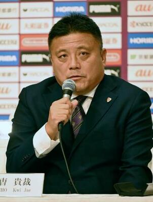 　Ｊ１京都の新体制発表会で抱負を述べるチョウ・キジェ監督＝６日、京都市