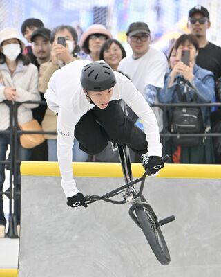 妙技を披露する中村選手=28日午後2時20分、宇都宮市下平出町、磯真奈美撮影
