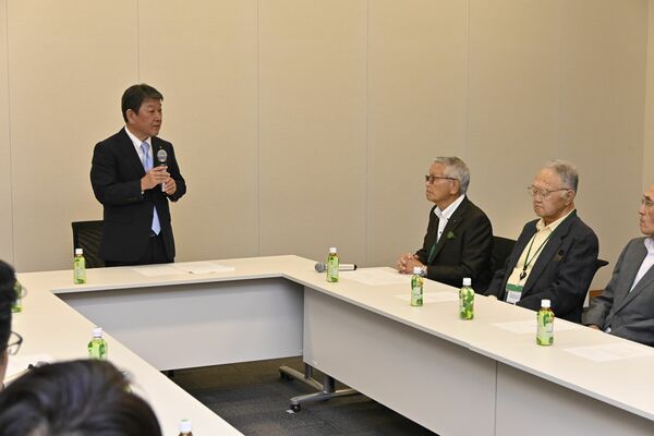 自民県連から総裁選への出馬要請を受けた茂木氏（左端）＝28日午後、国会