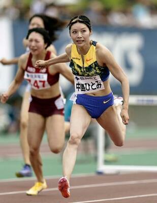 女子100メートル障害決勝 ゴールする中島ひとみ=ヤマタスポーツパーク陸上競技場