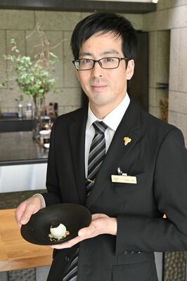 どぶろくアイスを使ったデザートを持つ鬼怒川渓翠の近藤さん