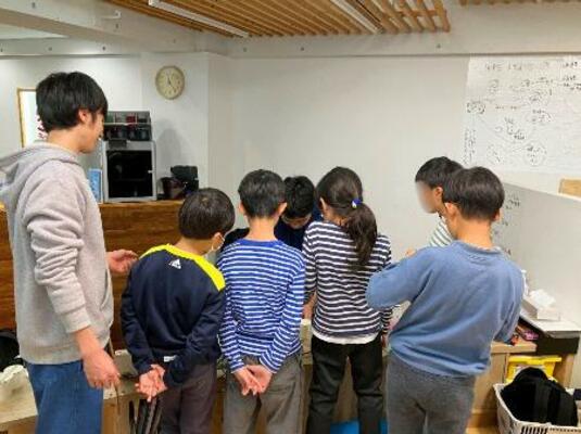 子どもたちの好奇心が動くと、席を自由に離れて学べる「楽校」の授業風景=東京・吉祥寺(提供写真)
