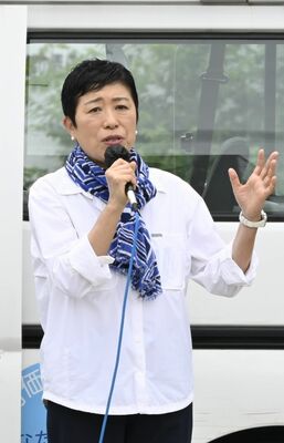 立民候補の応援演説を行う辻元代表代行＝17日午前、足利市通３丁目
