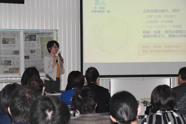 そらいろコアラと地域の機関、団体との連携について説明する鳥飼さん