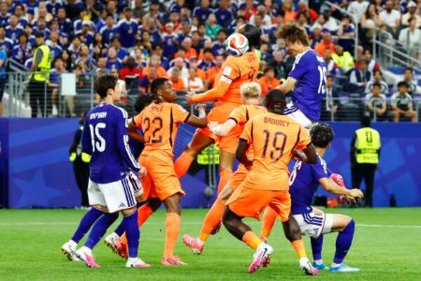 日本―オランダ 後半、ヘディングシュートを放つ小川(右上)。鎌田(15)に触れて同点となる=ダラス(共同)